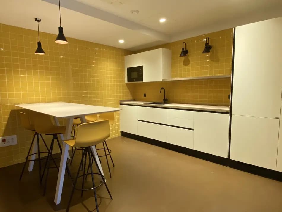 Espacio exterior transformado con continuidad visual